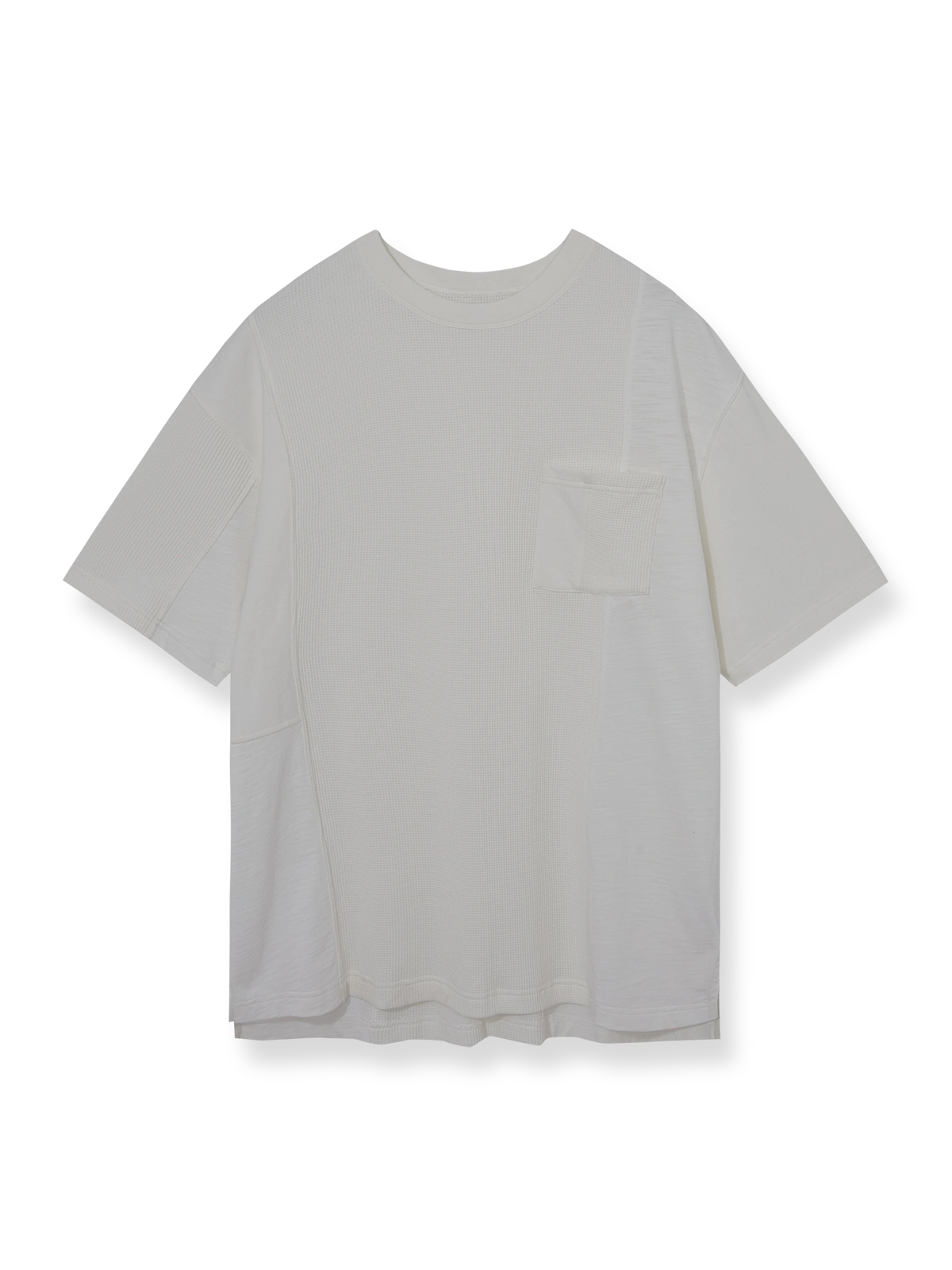 ワッフルテクスチャーの竹節コットンパッチワークポケットTシャツ全体展示、多様な素材のパッチワークデザインを示す。