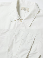 ジャングルファティーグジャケットの胸ポケットとディテールのクローズアップ画像。