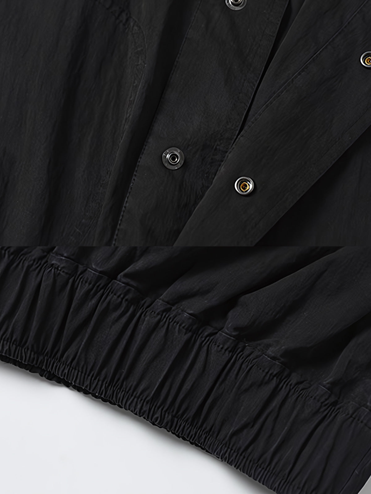 詳細画像: ジャケットのディテール、ウォッシュ加工やパッチワークデザインのクローズアップ