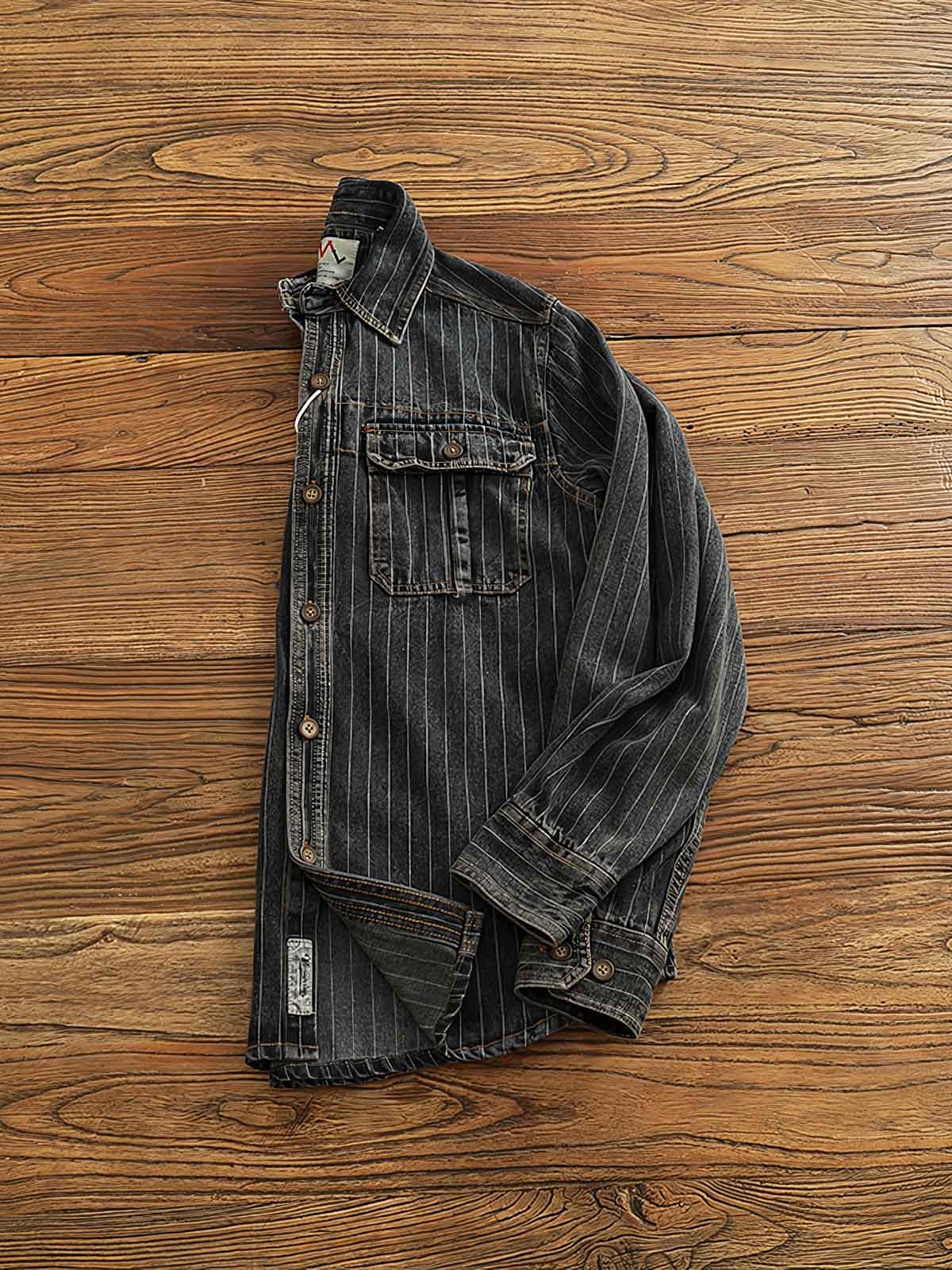 シャツのストライプディテールとチェストポケットの特写