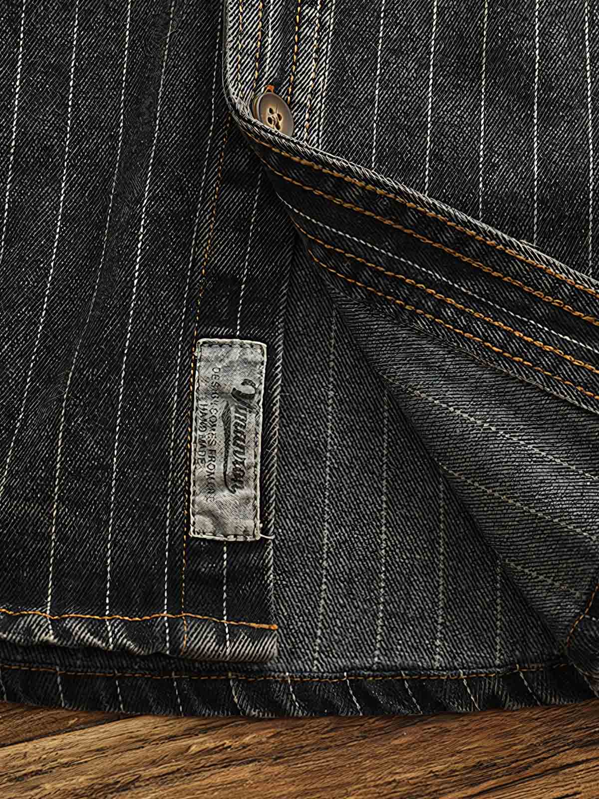 シャツのストライプディテールとチェストポケットの特写