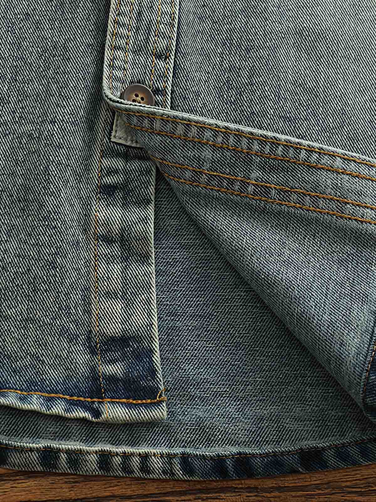 ウォッシュ加工デニムワークシャツの全体展示シャツのウォッシュ加工ディテールとワークポケットデザイン