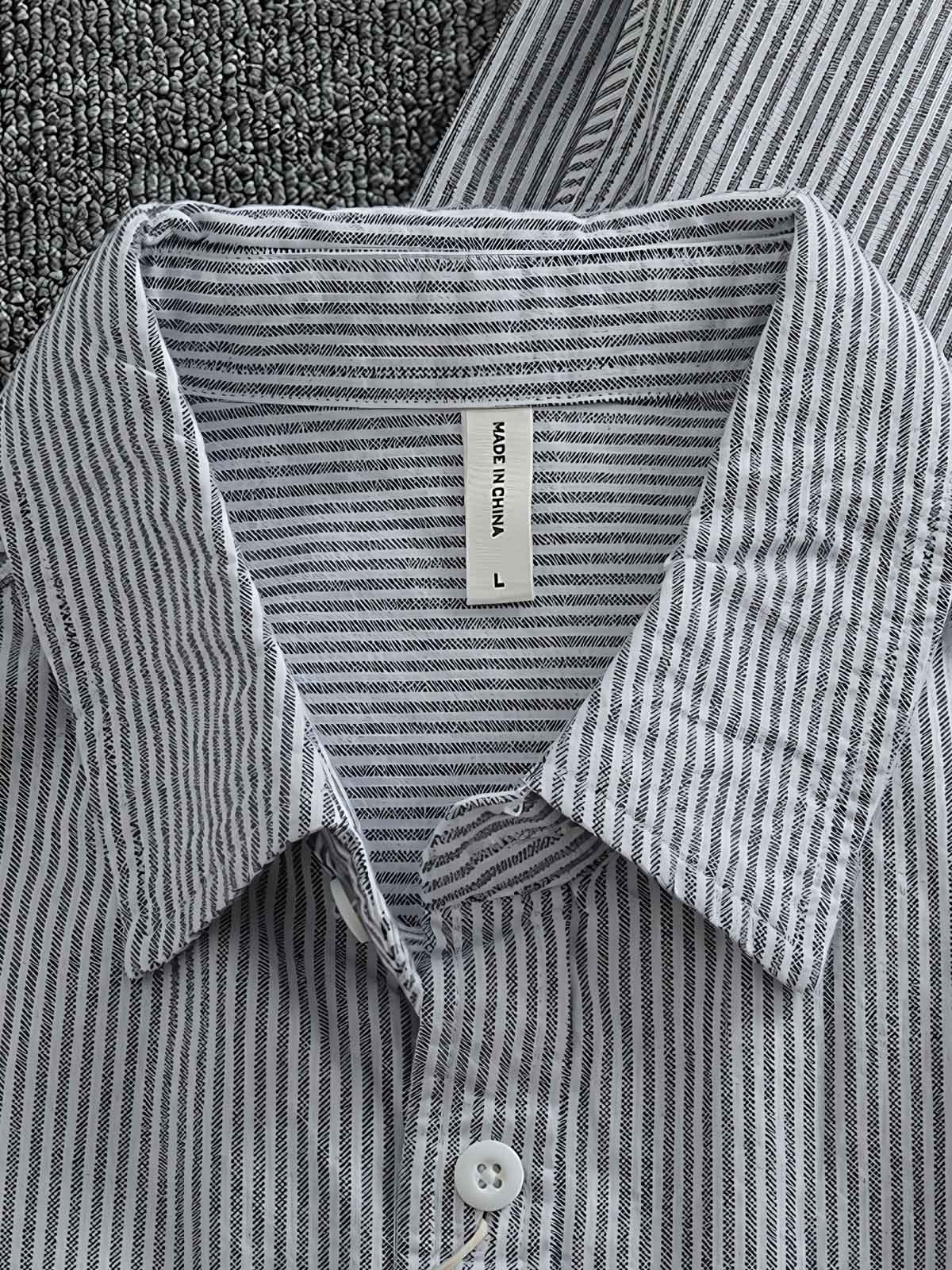 細ストライプシャツのストライプディテールとポケットの特写