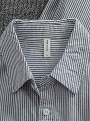 細ストライプシャツのストライプディテールとポケットの特写