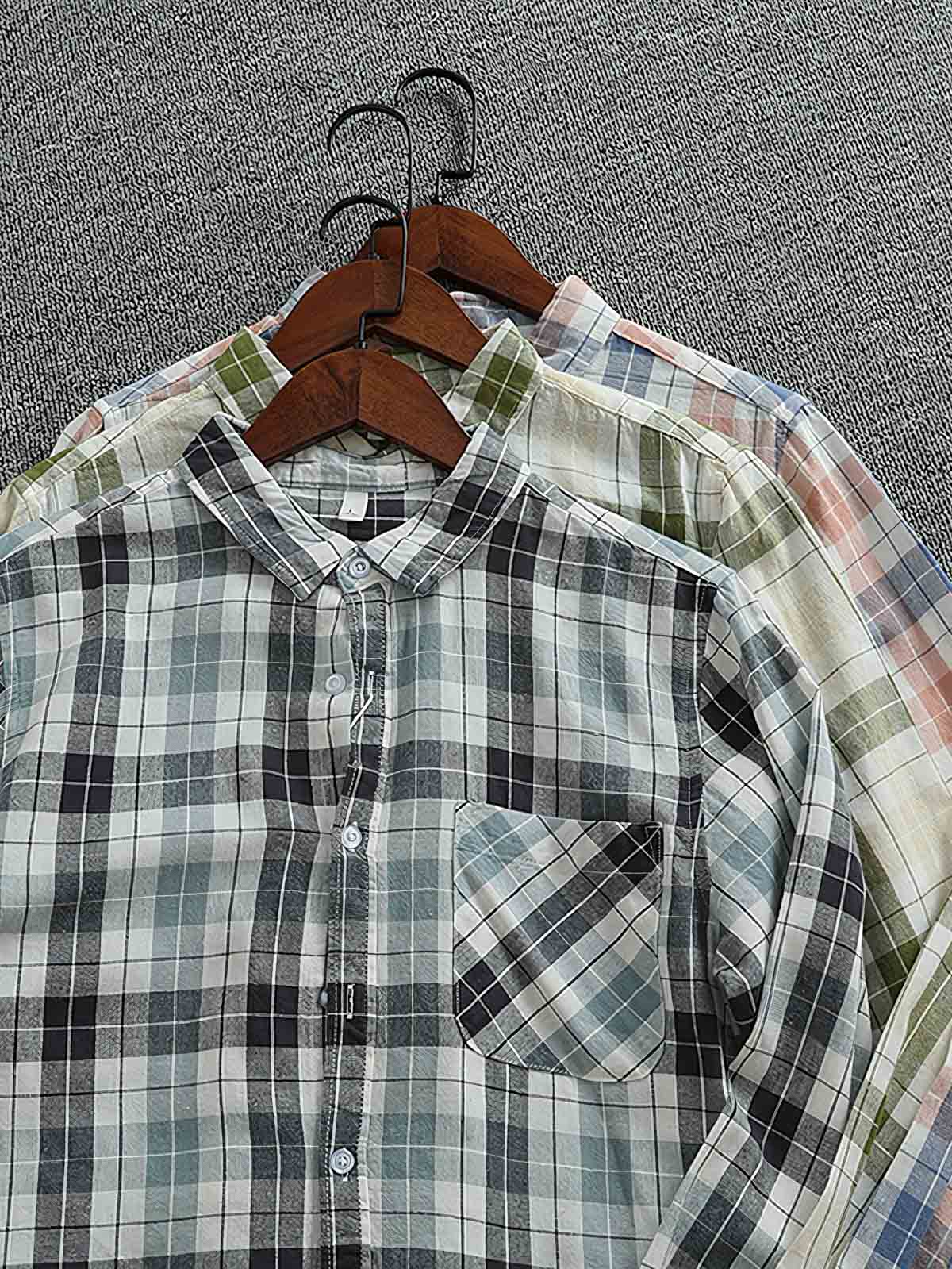 シャツのディテールとパッチワークチェック柄の展示