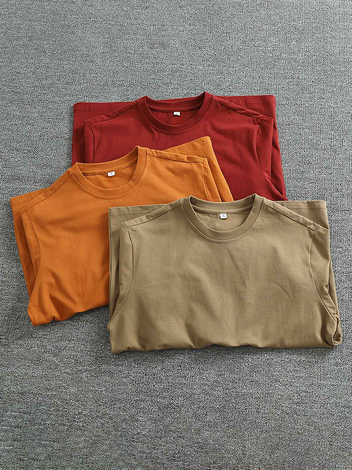Tシャツのリブ付きクルーネックと袖口のディテール