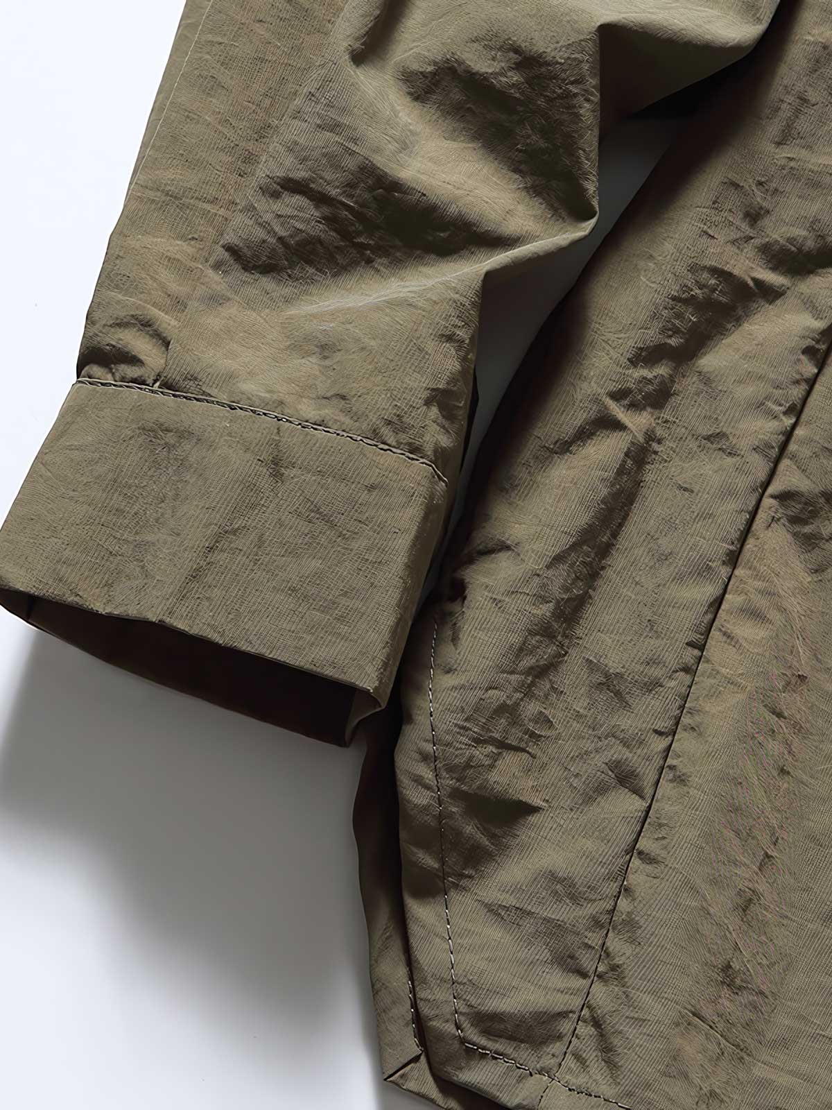 製品画像: ポケット装飾付きアウトドアシャツのフロント展示 詳細画像: ポケット装飾と生地のディテール展示