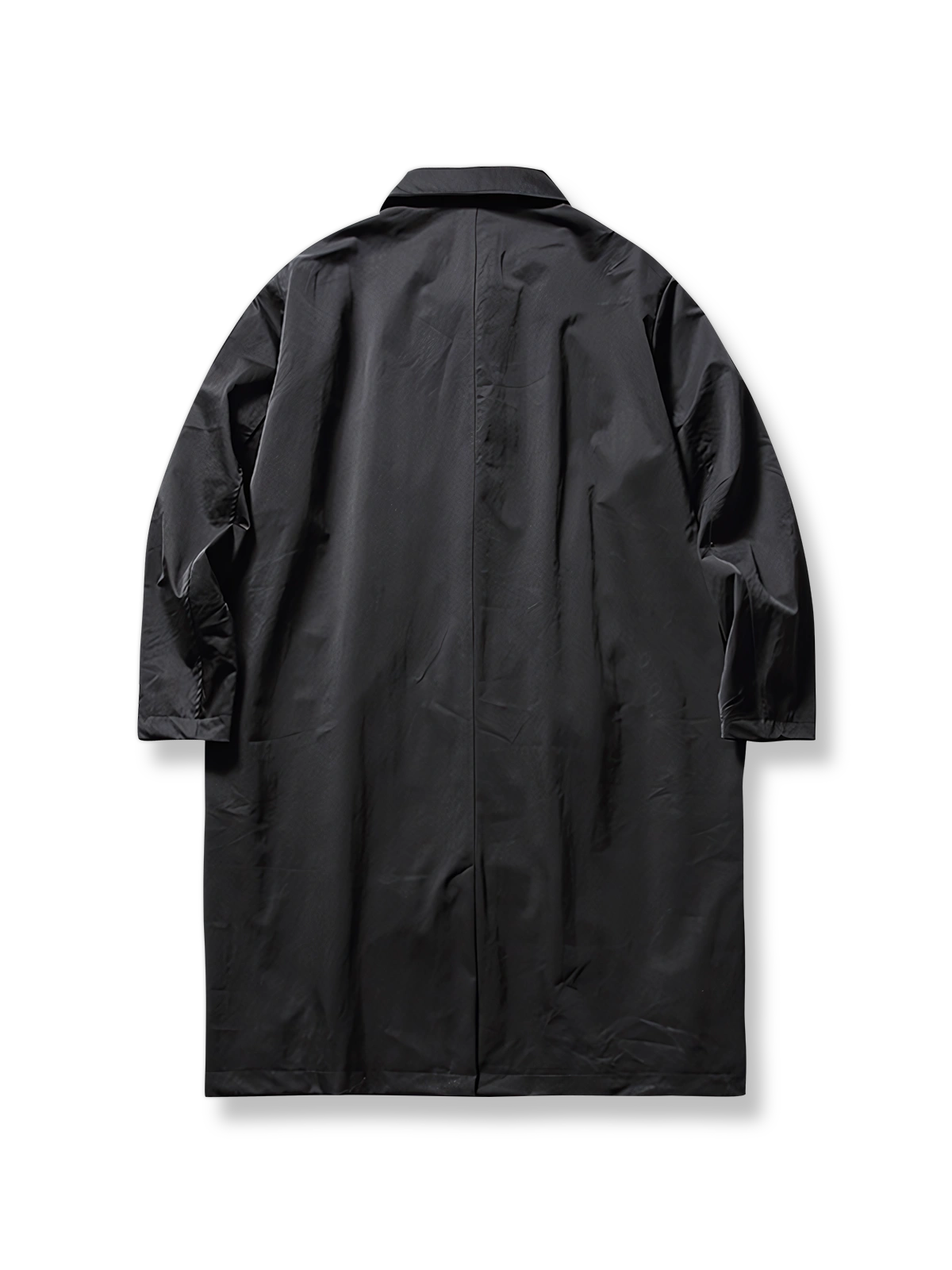 片側プリーツが入ったミドル丈コートの正面