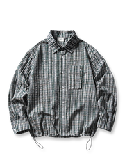 製品画像: ワイドフィットでドローストリング付きのチェックシャツの正面全体画像