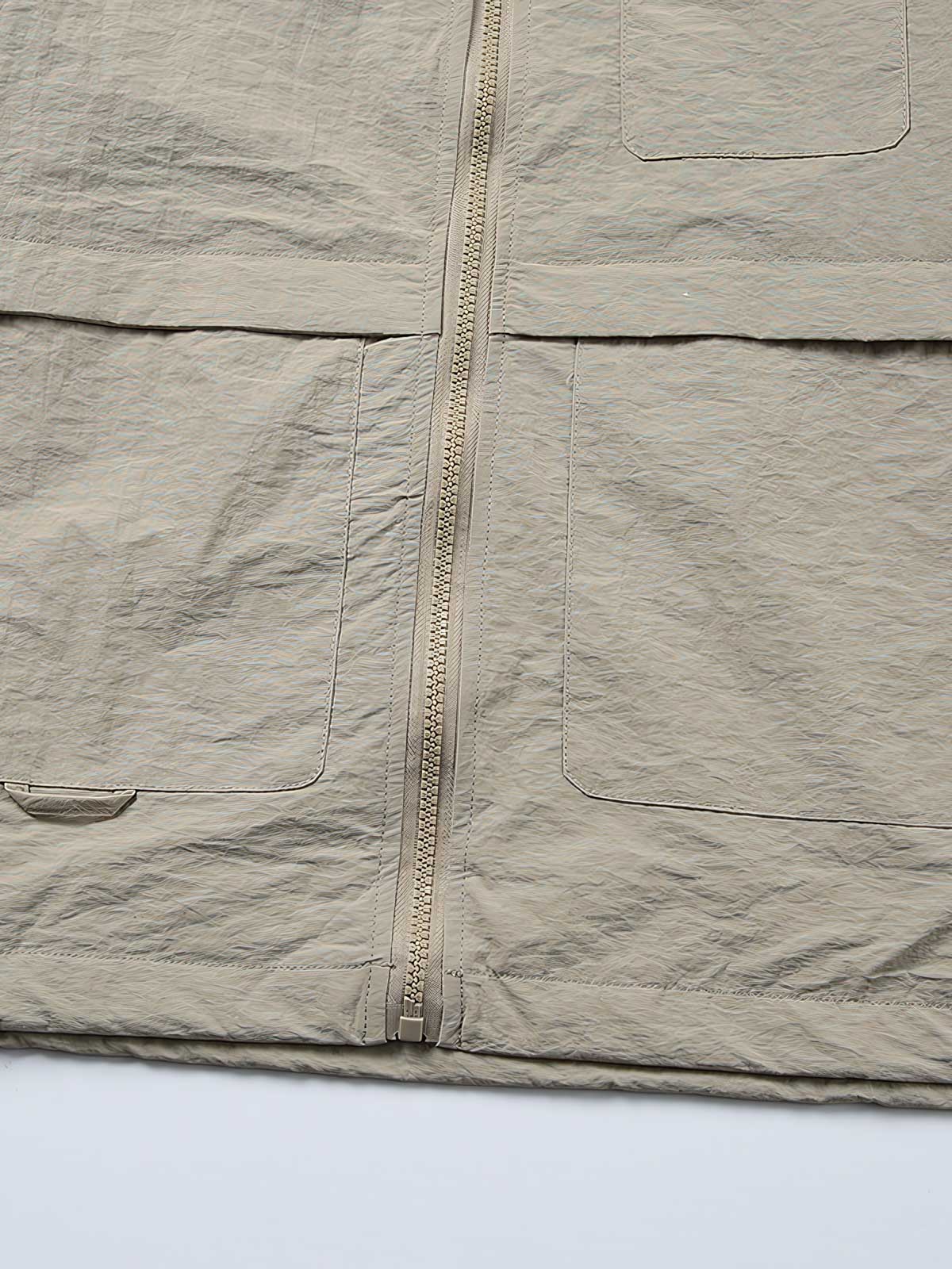 ジャケットの多機能ポケットと襟のディテール特写