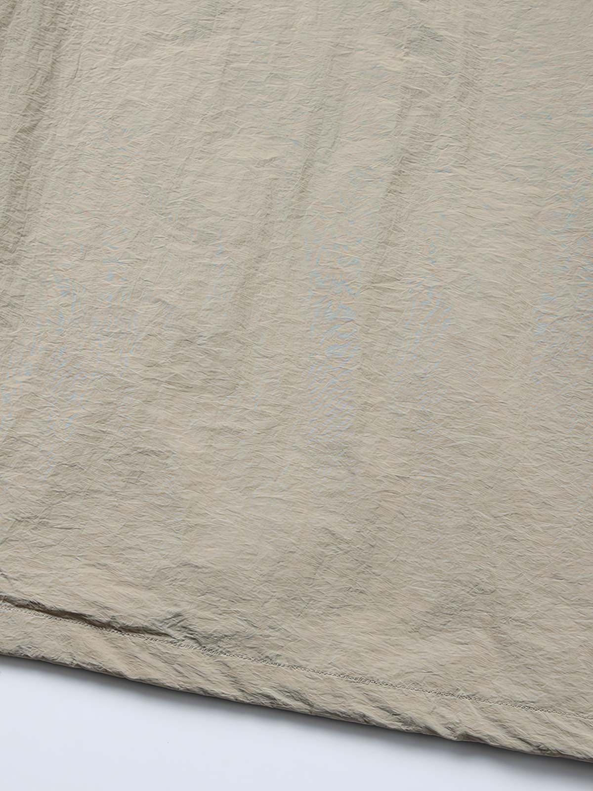 ジャケットの多機能ポケットと襟のディテール特写