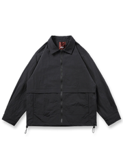 カーキ色の立体多ポケット襟付きジャケットの正面展示