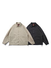 カーキ色の立体多ポケット襟付きジャケットの正面展示