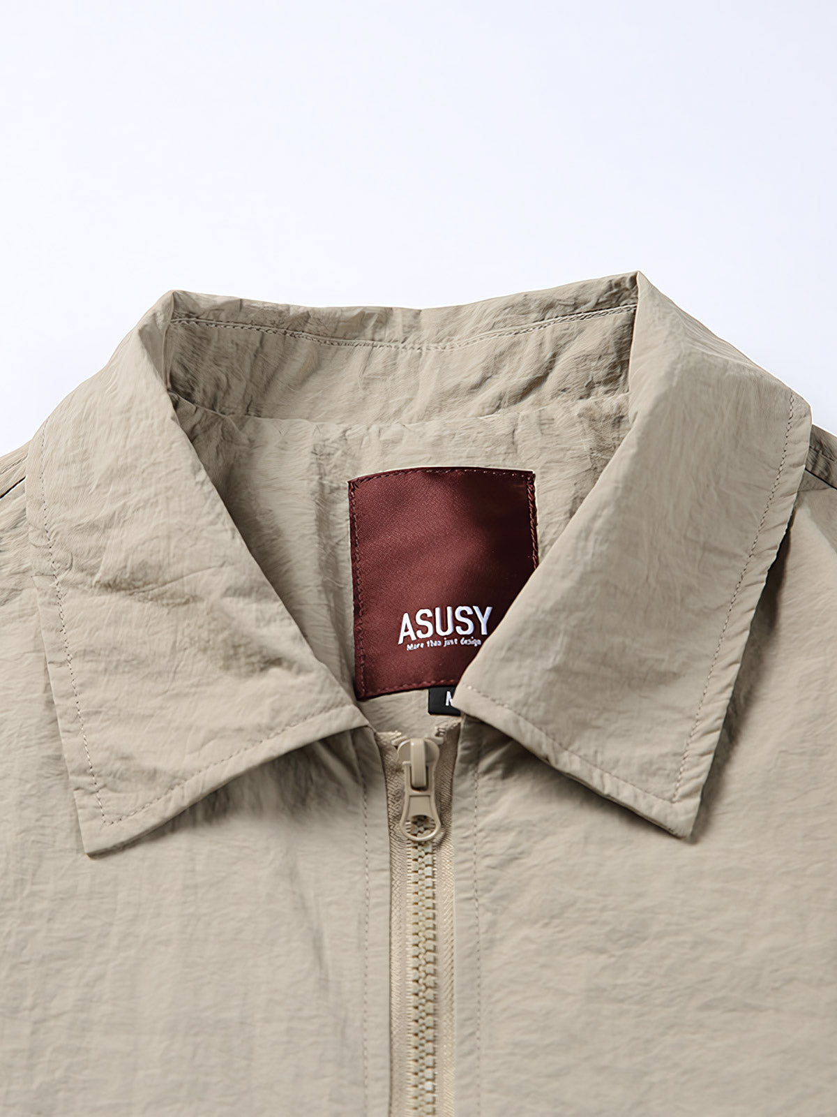 カーキ色の立体多ポケット襟付きジャケットの正面展示