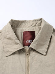 カーキ色の立体多ポケット襟付きジャケットの正面展示