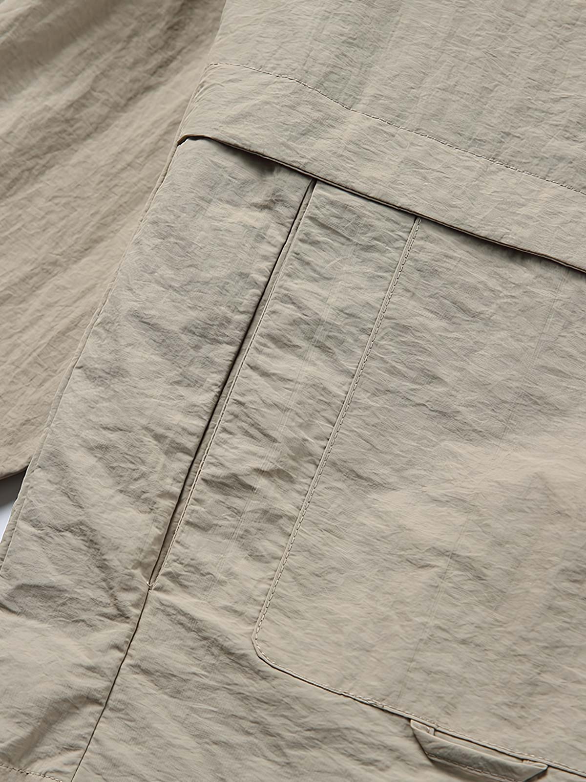 ジャケットの多機能ポケットと襟のディテール特写