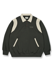 製品画像: ラグビー ポロネック スウェットの全体展示、レトロとモダンが融合したデザインを強調