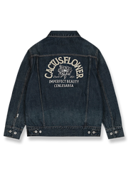 デニムジャケットのジグザグステッチと背面のパッチワーク刺繍のディテール