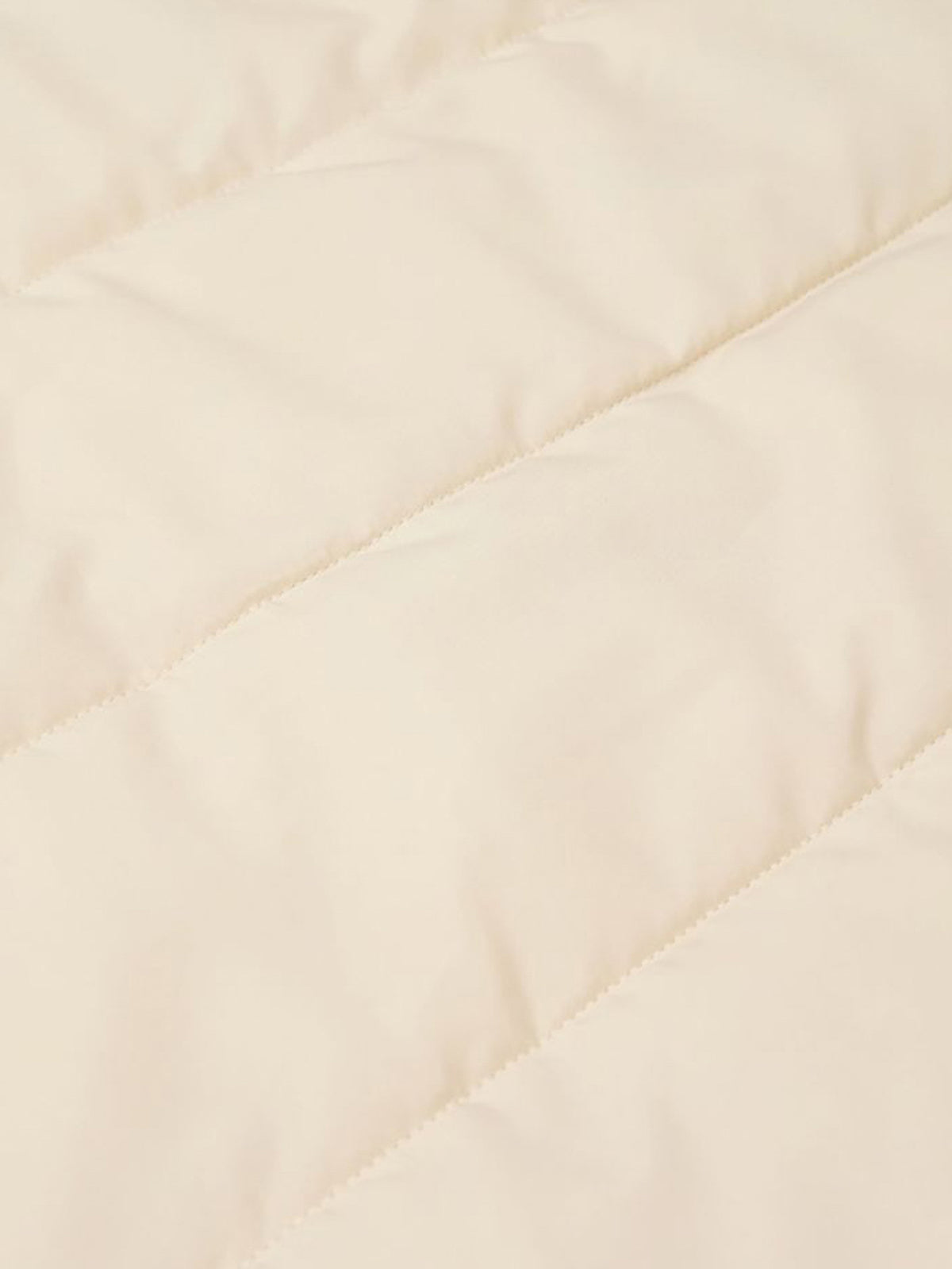 ジャケットのディテール。藤とハトのパターンと大きなポケットのデザインを示す。