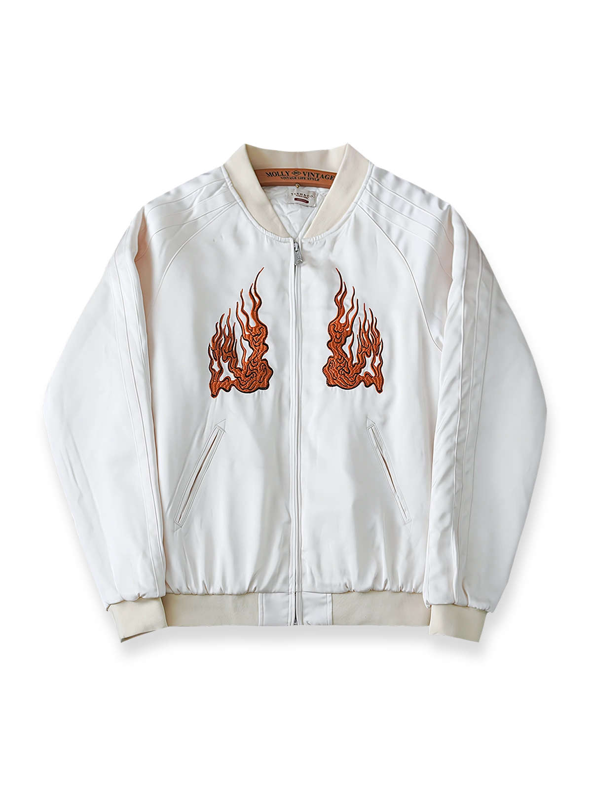 琴師刺繍スカジャンの正面展示、精緻な東洋風刺繍とクラシックなジャケットデザインを表現