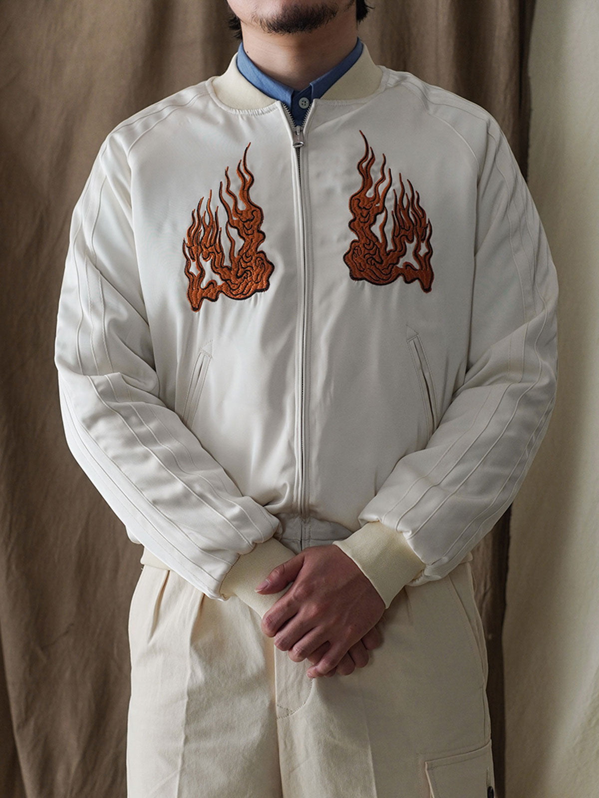 モデルが琴師刺繍スカジャンを着用し、ビンテージと現代の融合したユニークなスタイルを演出