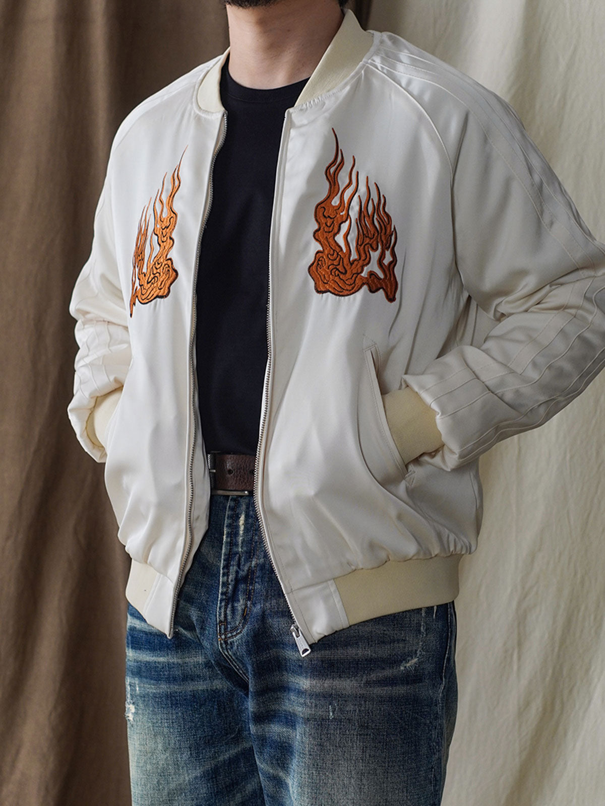 モデルが琴師刺繍スカジャンを着用し、ビンテージと現代の融合したユニークなスタイルを演出