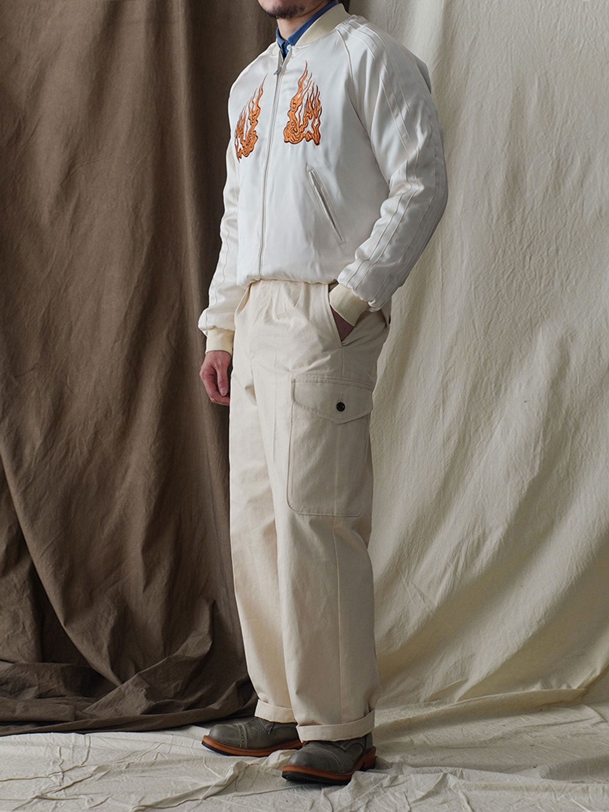 モデルが琴師刺繍スカジャンを着用し、ビンテージと現代の融合したユニークなスタイルを演出