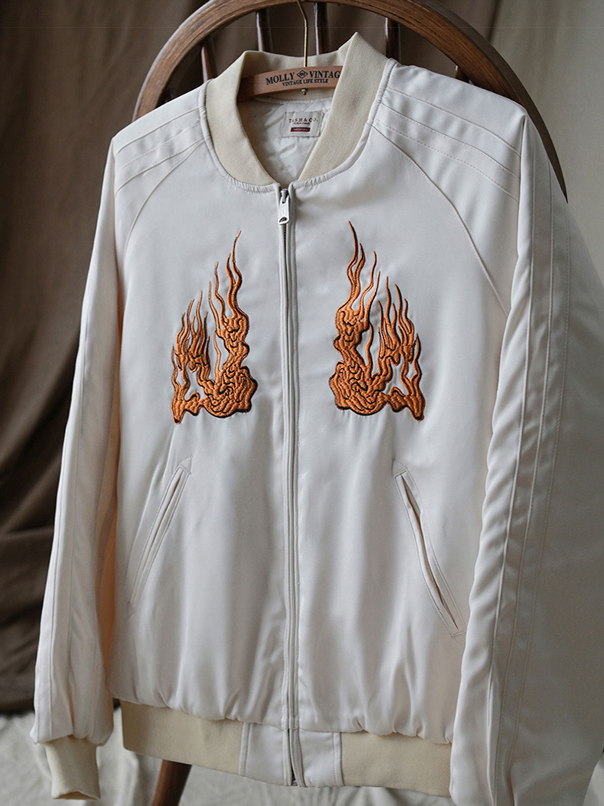  ジャケットのディテールショット、高級ポリエステル素材と美しい刺繍工芸を展示