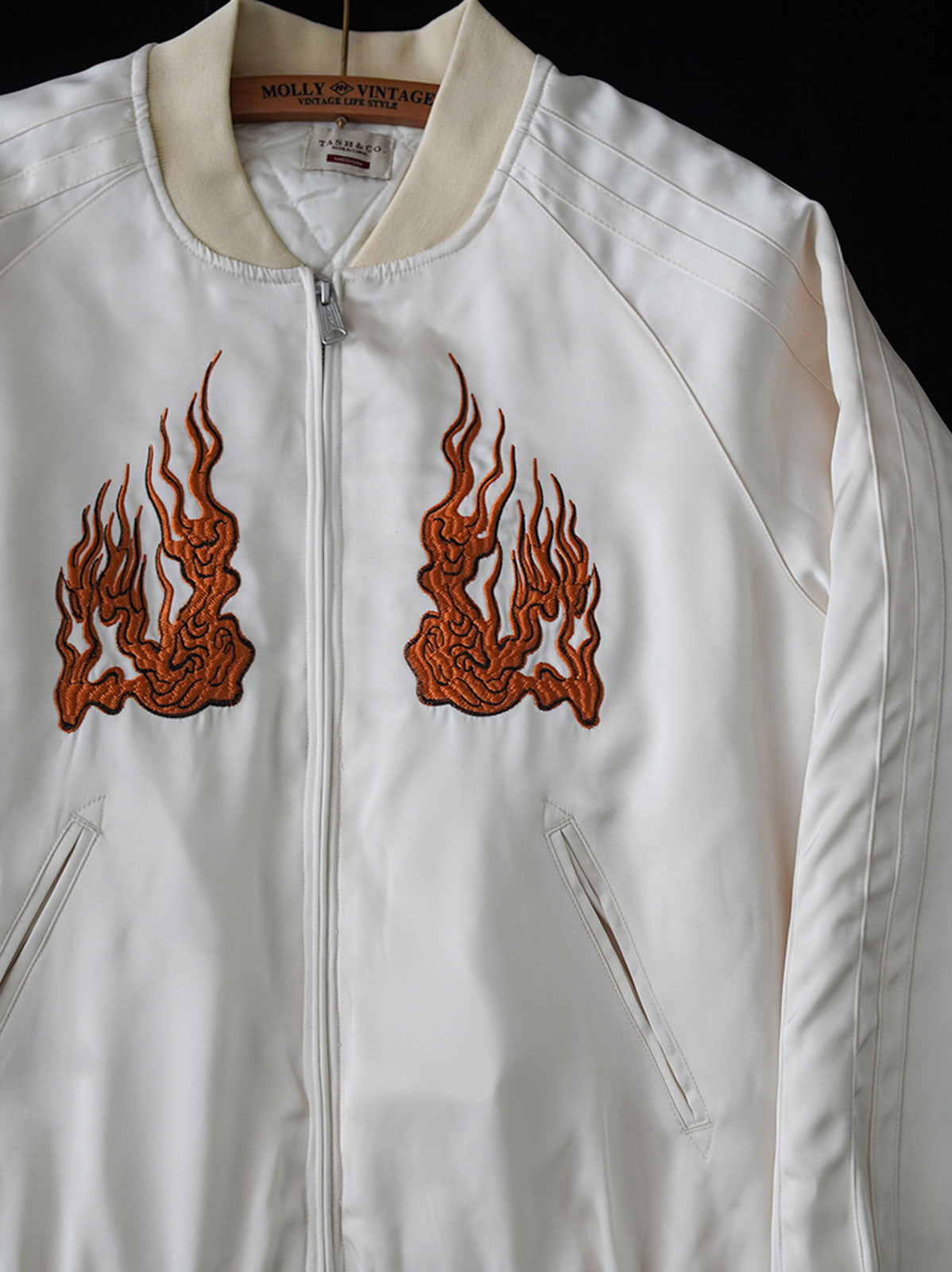  ジャケットのディテールショット、高級ポリエステル素材と美しい刺繍工芸を展示