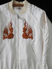  ジャケットのディテールショット、高級ポリエステル素材と美しい刺繍工芸を展示