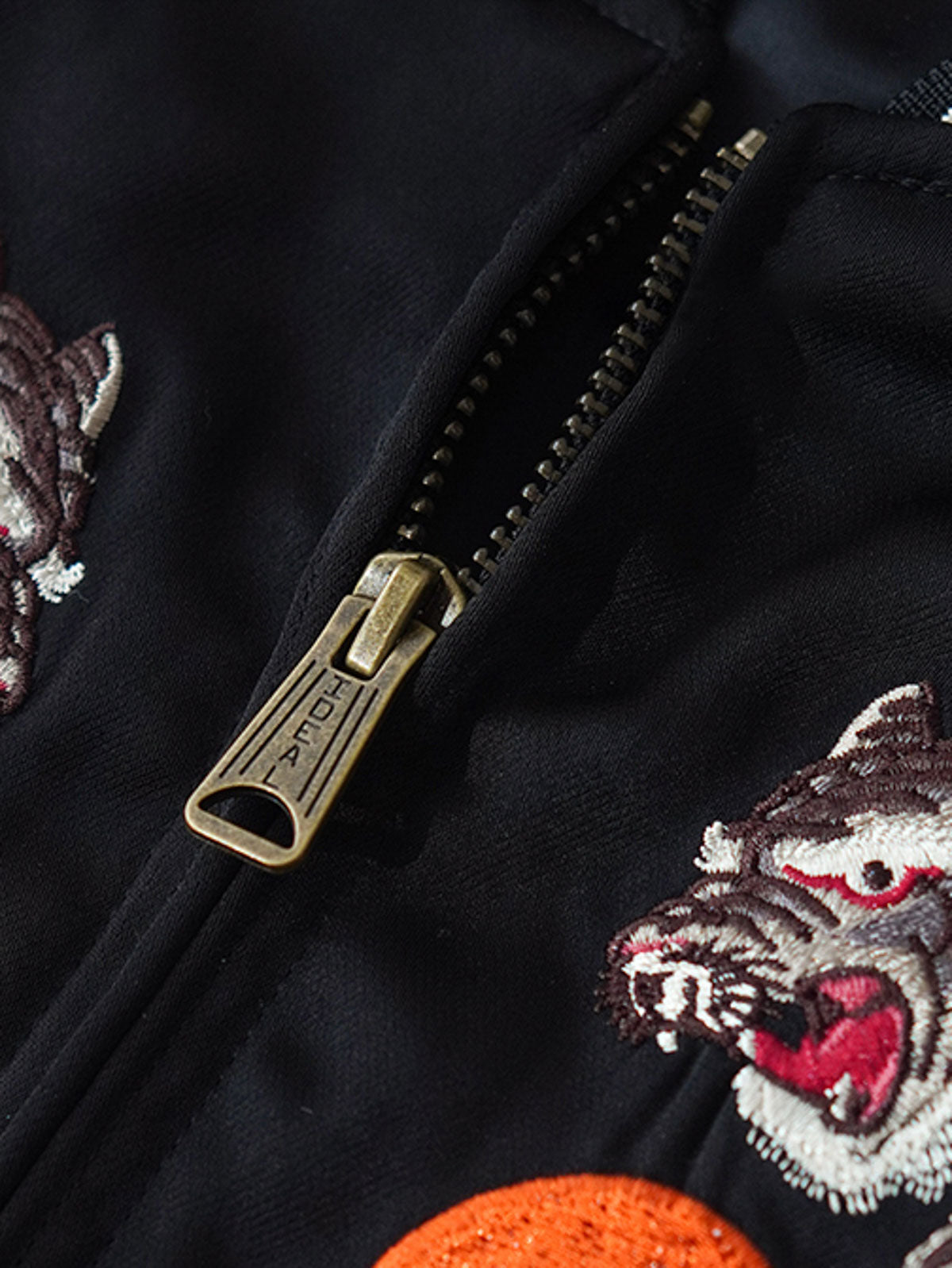 モデルが虎刺繍スカジャンを着用し、その文化的な意味とビンテージスタイルを披露