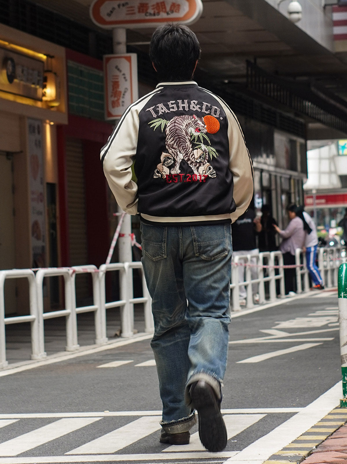 モデルが虎刺繍スカジャンを着用し、その文化的な意味とビンテージスタイルを披露