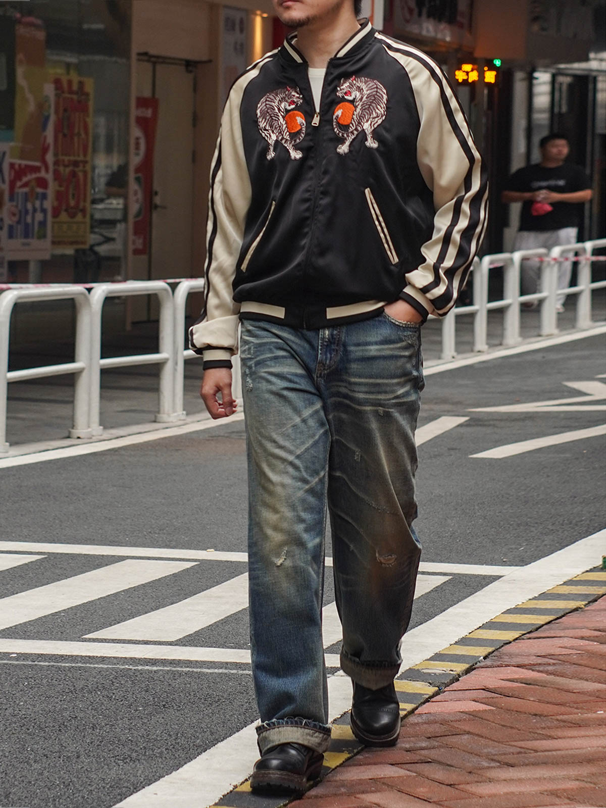 モデルが虎刺繍スカジャンを着用し、その文化的な意味とビンテージスタイルを披露