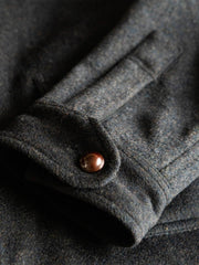 コートのディテールショット、ビンテージボタンとツイード生地の細部を展示