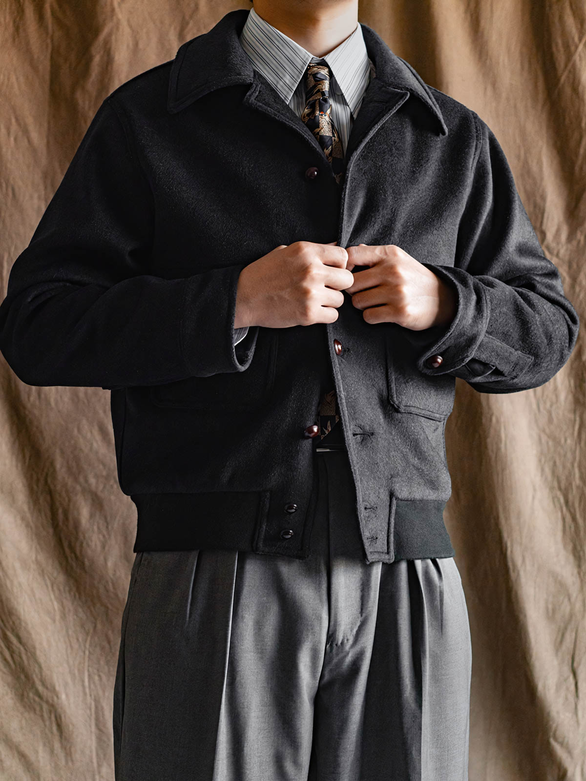  A2柔らかなツイードウール保温コートの全体像、クラシックなデザインと現代的な質感を展示