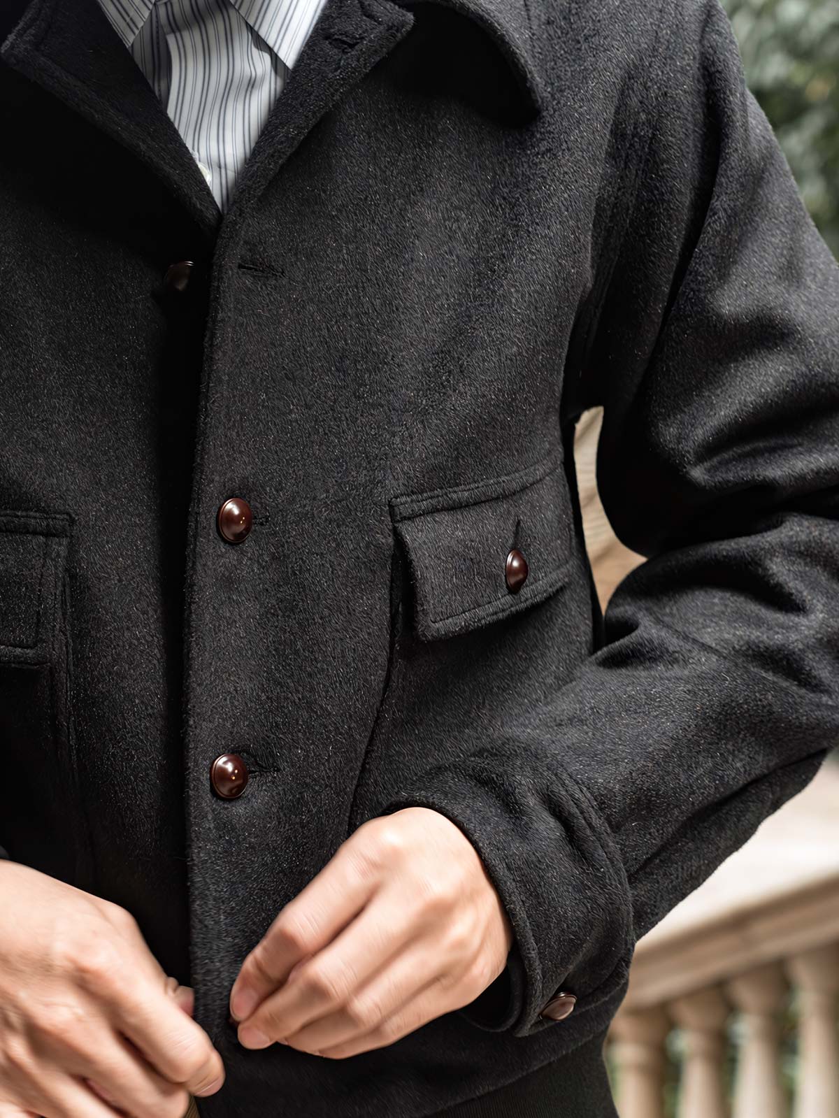 コートのディテールショット、ビンテージボタンとツイード生地の細部を展示