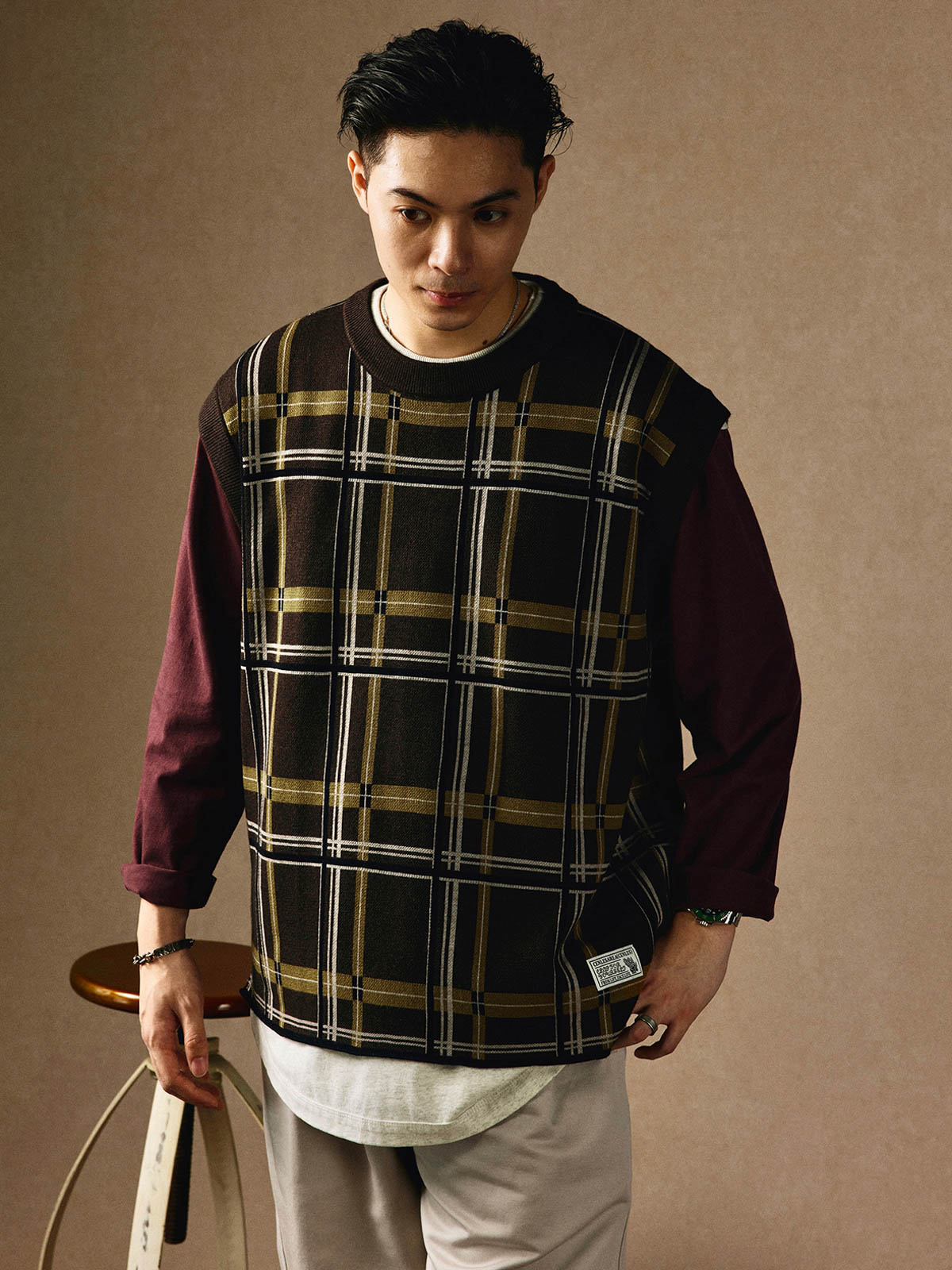  チェック柄ジャカードディテールと裾のスリットのクローズアップ