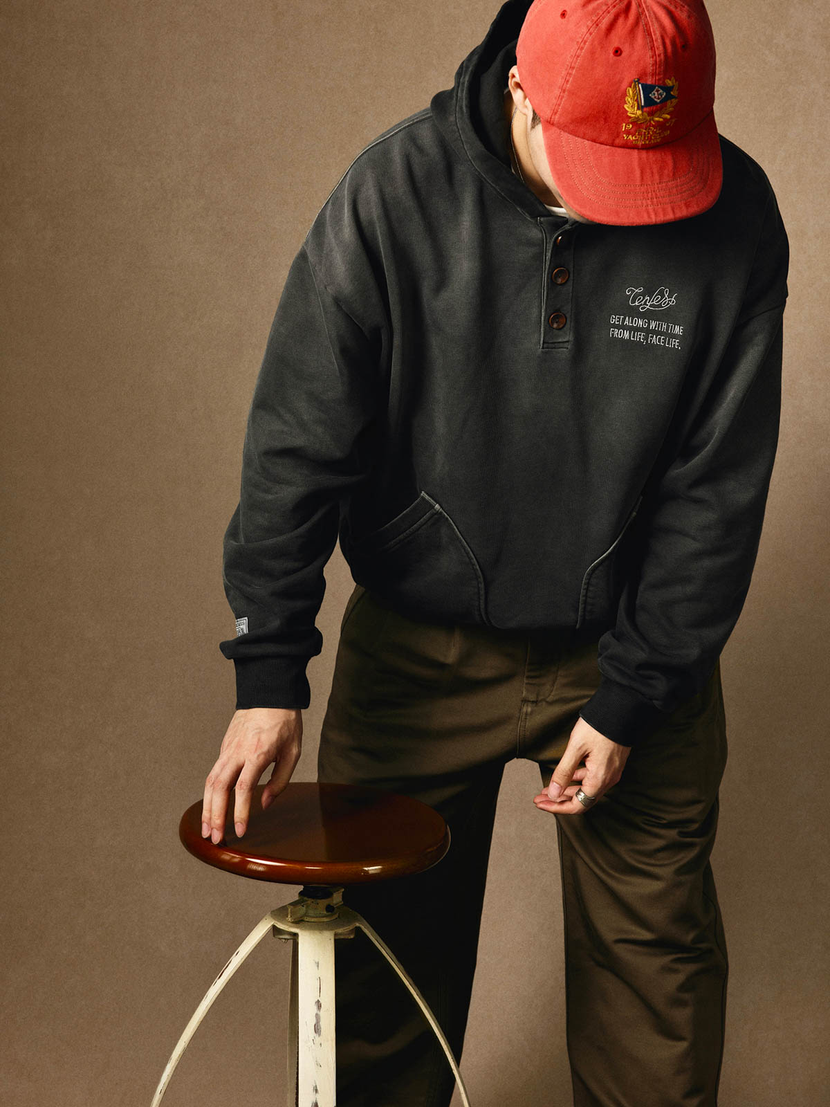 モデルが着用するヴィンテージスウェットのスタイリング例