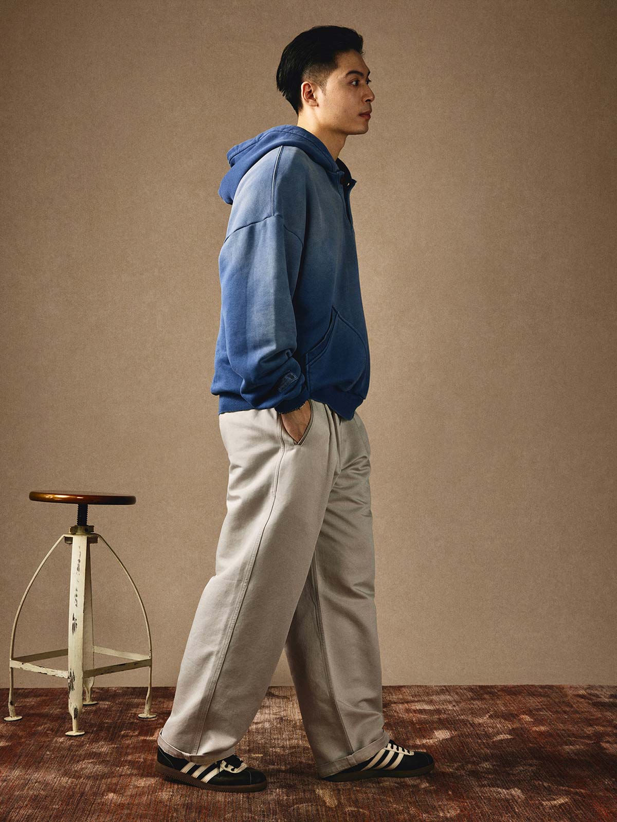 モデルが着用したストレートパンツのコーディネート展示