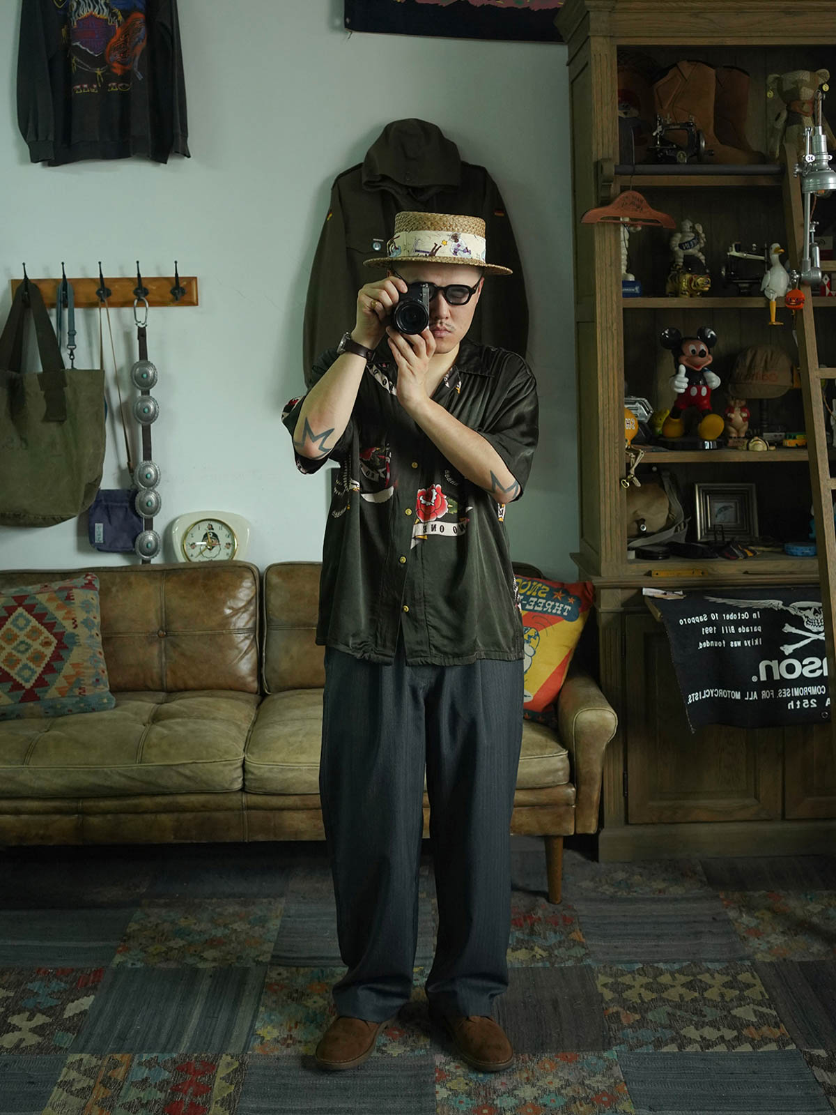 モデルが着用する横須賀プリントのキューバカラー・ハワイアンシャツのスタイル