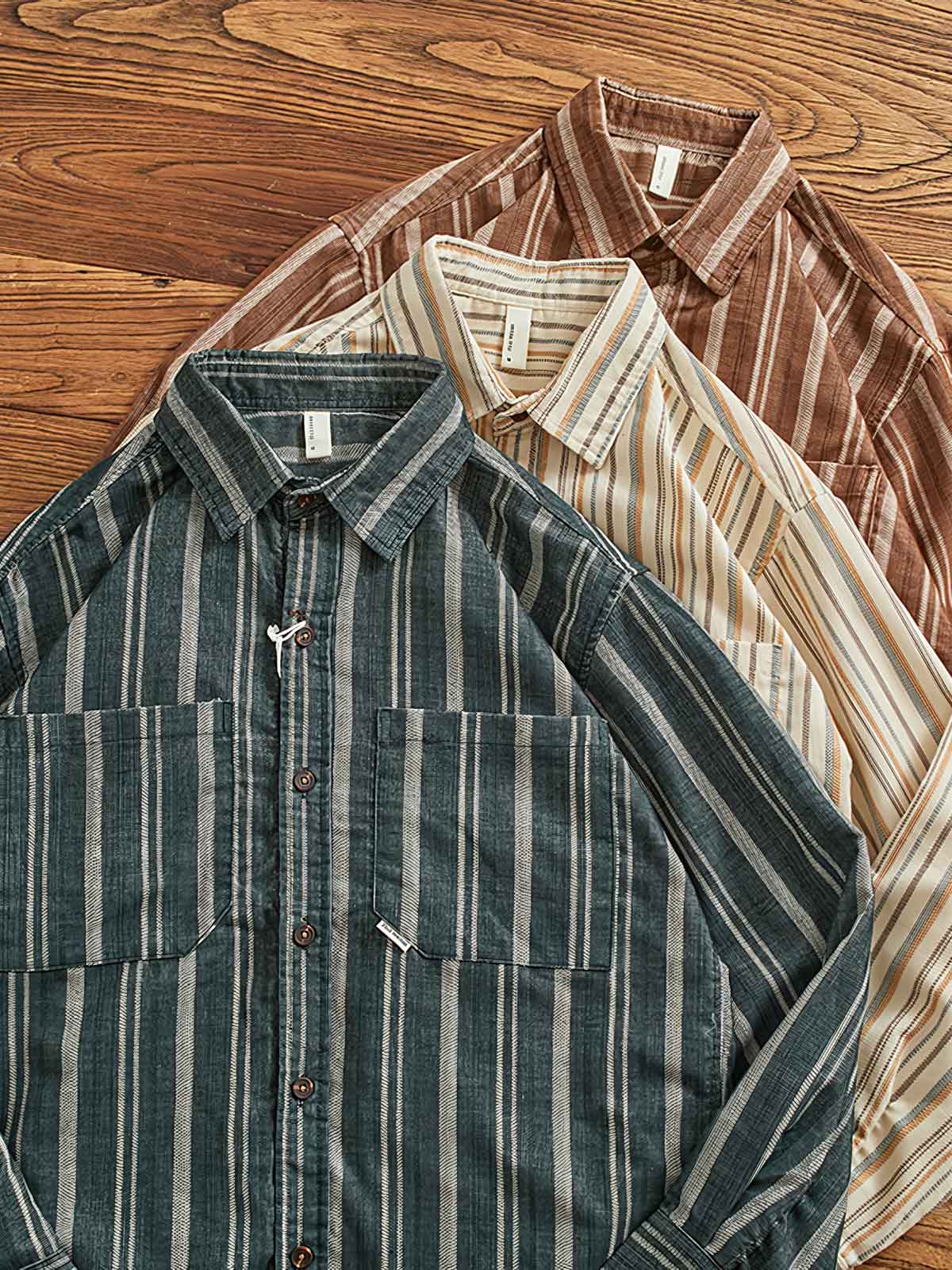 製品画像: ストライプワーク長袖シャツの全体展示 詳細画像: ストライプ柄とポケットディテールの展示