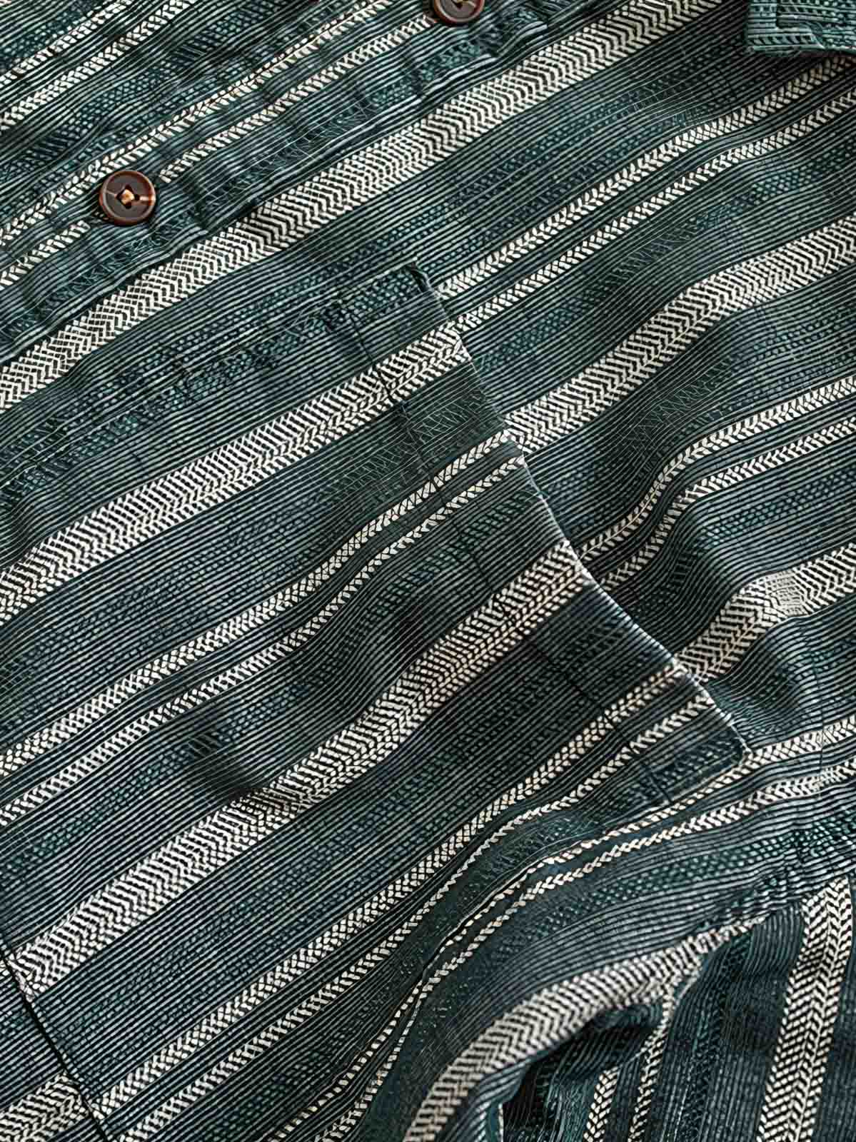 製品画像: ストライプワーク長袖シャツの全体展示 詳細画像: ストライプ柄とポケットディテールの展示