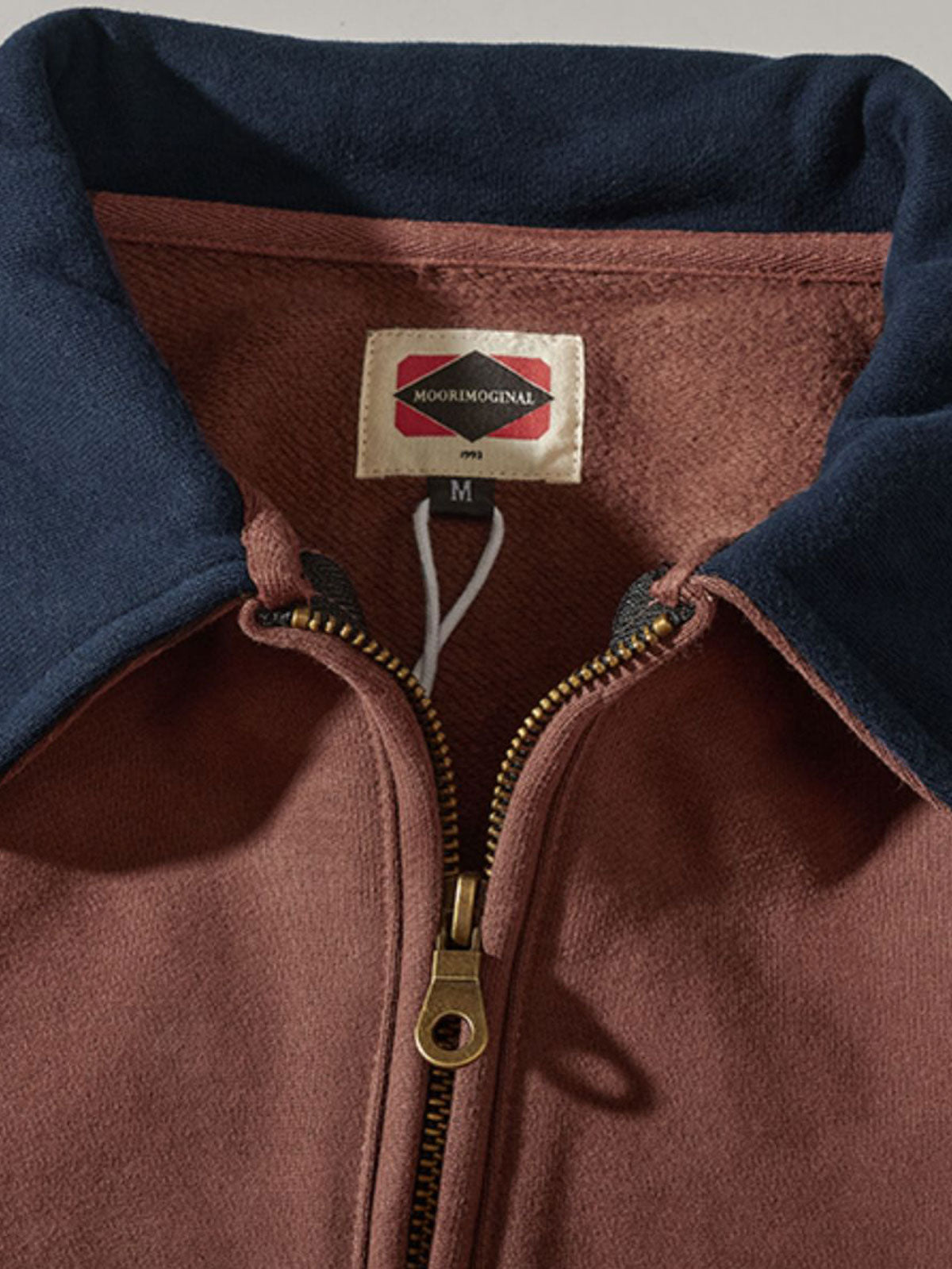 製品画像: アメリカンレトロカラー切り替え襟付きスウェットの全体画像
詳細画像: カラー切り替え襟とフリース裏地の詳細画像