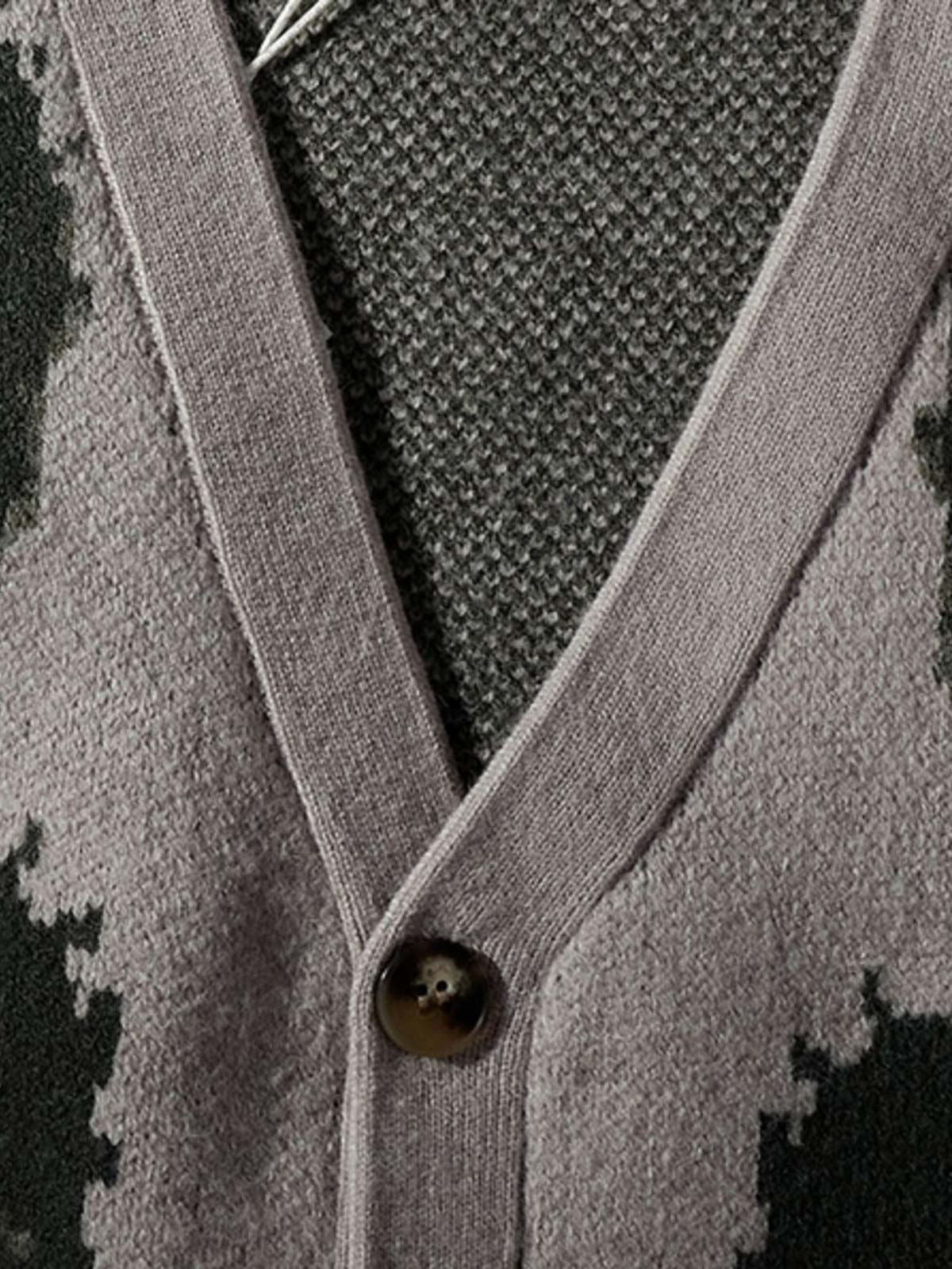 製品画像: チェッカーボード柄Vネックカーディガンの正面画像
詳細画像: チェッカーボード柄とカーディガン素材の詳細画像