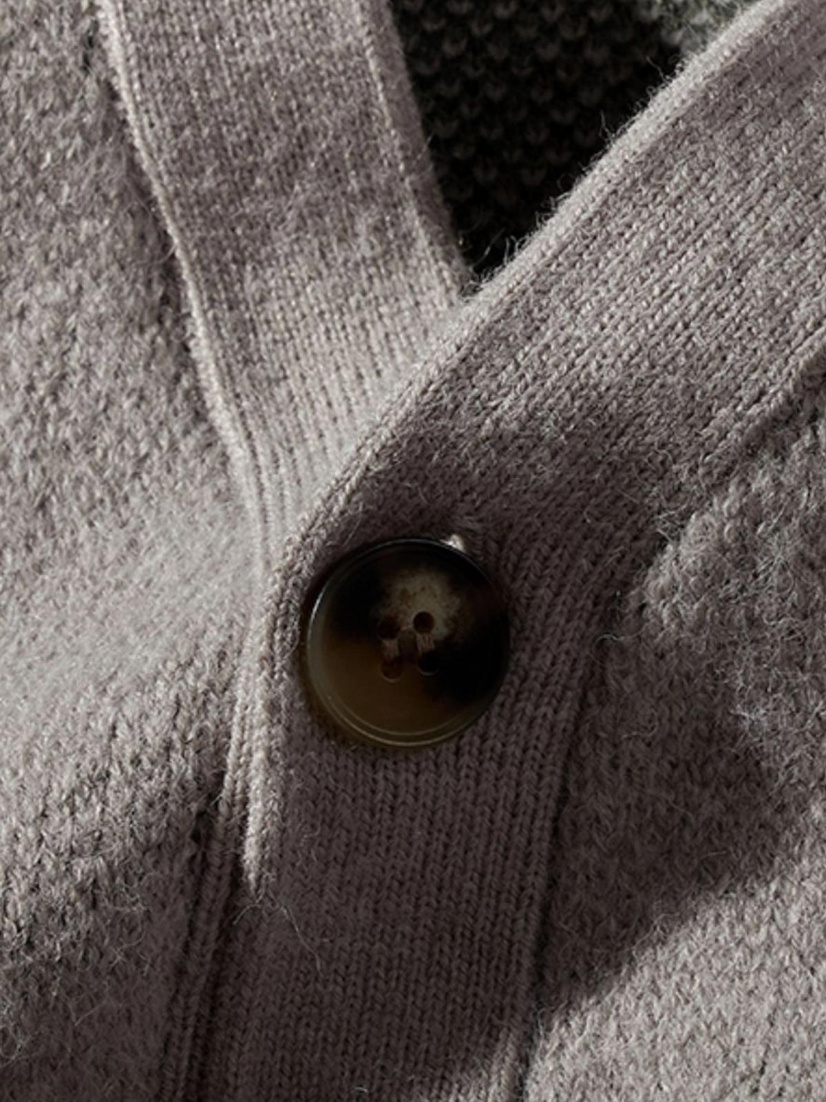 製品画像: チェッカーボード柄Vネックカーディガンの正面画像
詳細画像: チェッカーボード柄とカーディガン素材の詳細画像