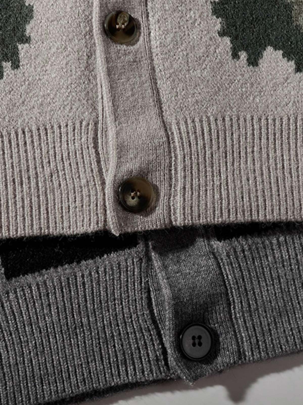 製品画像: チェッカーボード柄Vネックカーディガンの正面画像
詳細画像: チェッカーボード柄とカーディガン素材の詳細画像