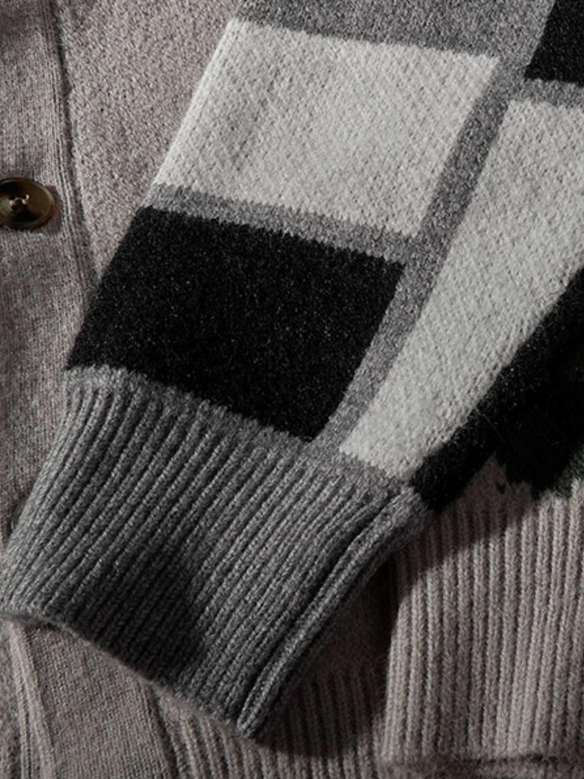 製品画像: チェッカーボード柄Vネックカーディガンの正面画像
詳細画像: チェッカーボード柄とカーディガン素材の詳細画像