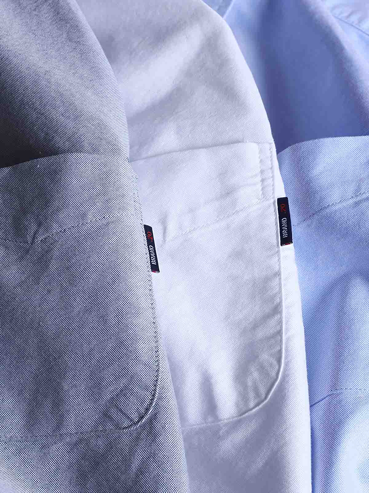 製品画像: ペイズリーパッチ付きオックスフォードシャツの正面全体展示、クラシックとモダンなデザインの融合を強調。
詳細画像: ペイズリーパッチデザインとサイドのダブルステッチのディテール展示、耐久性とスタイルをアピール。