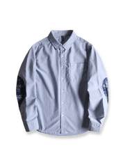 製品画像: ペイズリーパッチ付きオックスフォードシャツの正面全体展示、クラシックとモダンなデザインの融合を強調。