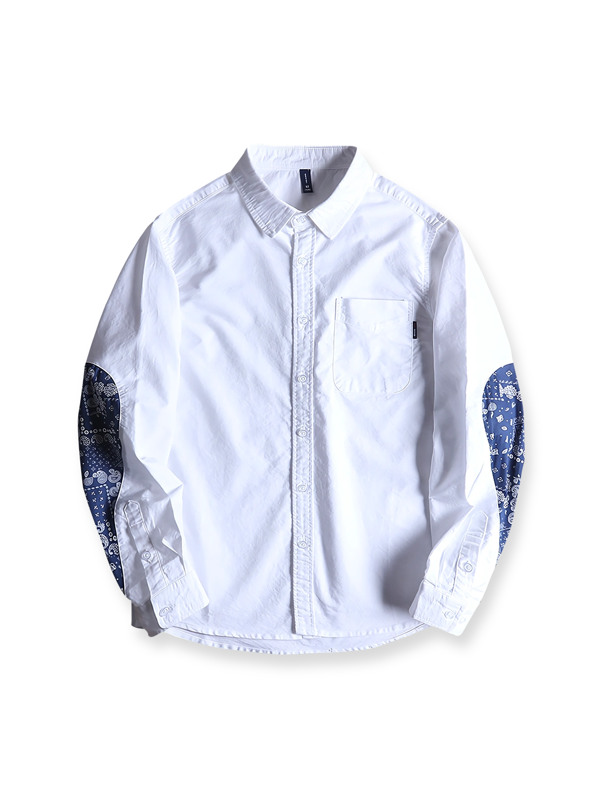 製品画像: ペイズリーパッチ付きオックスフォードシャツの正面全体展示、クラシックとモダンなデザインの融合を強調。